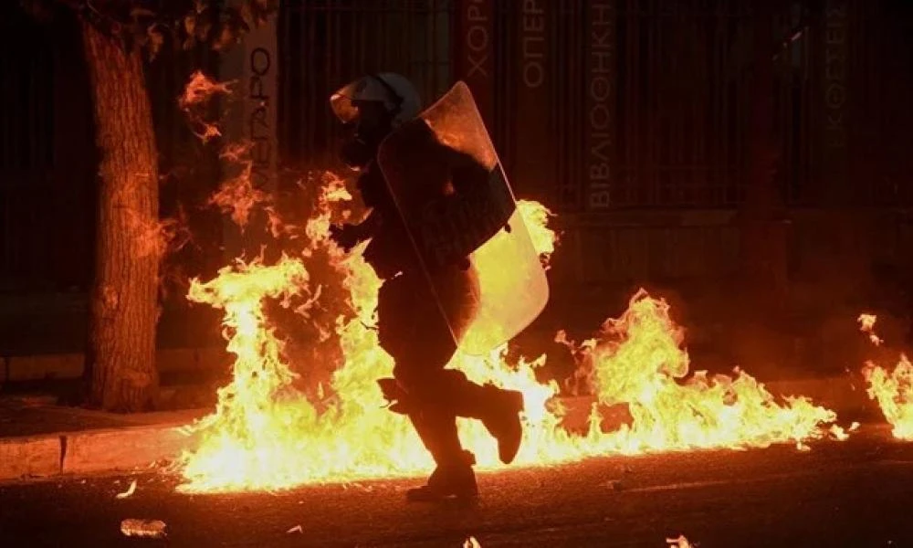 Κουκουλοφόροι πέταξαν μολότοφ σε αστυνομικούς στα Εξάρχεια